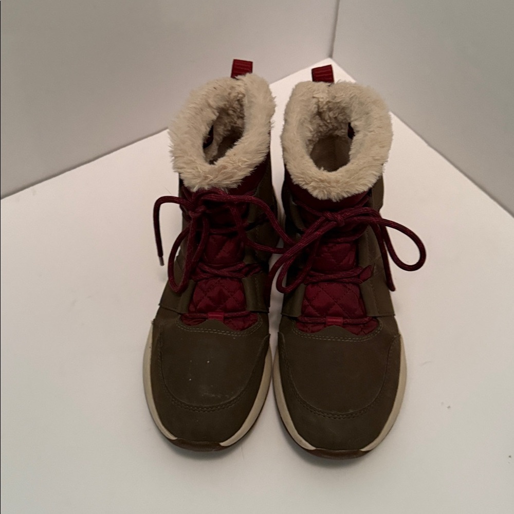 Timberland Boots with dark burgundy/Red and Brown Accents